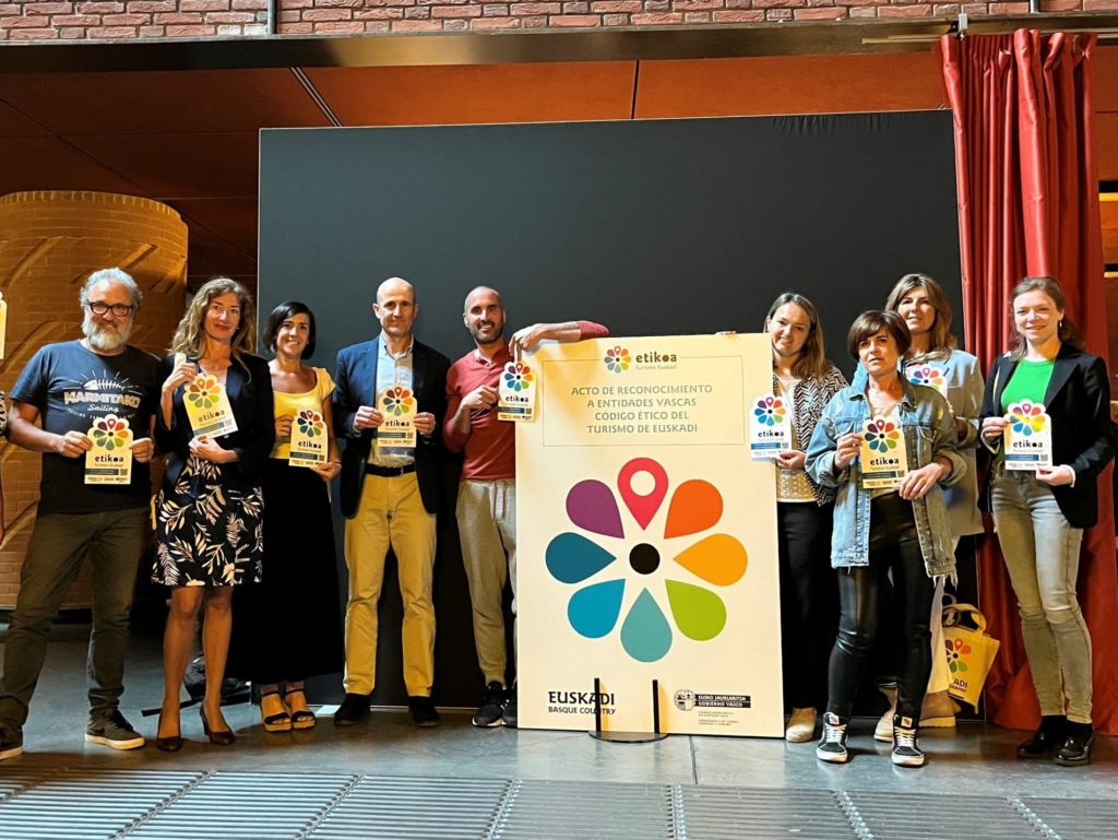 Representantes de los destinos turísticos de Getxo posan junto al logo del Código Ético de Turismo de Euskadi