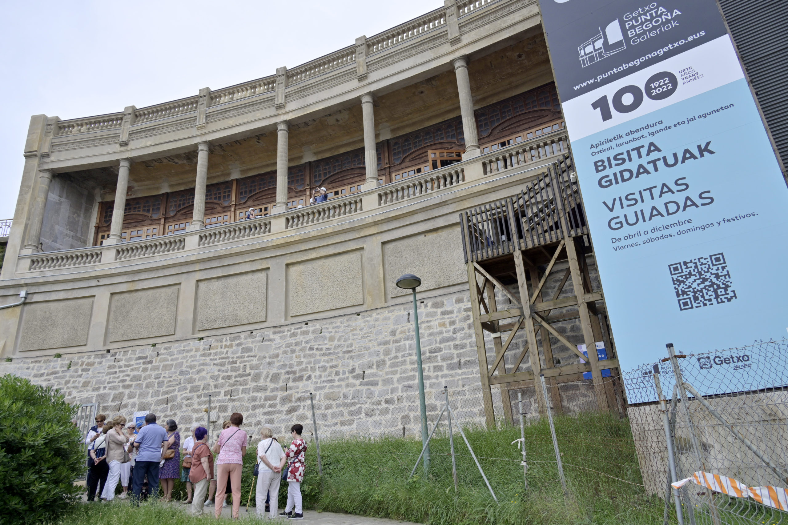 Grupo de personas esperan para entrar a una visita al monumento Galerías Punta Begoña