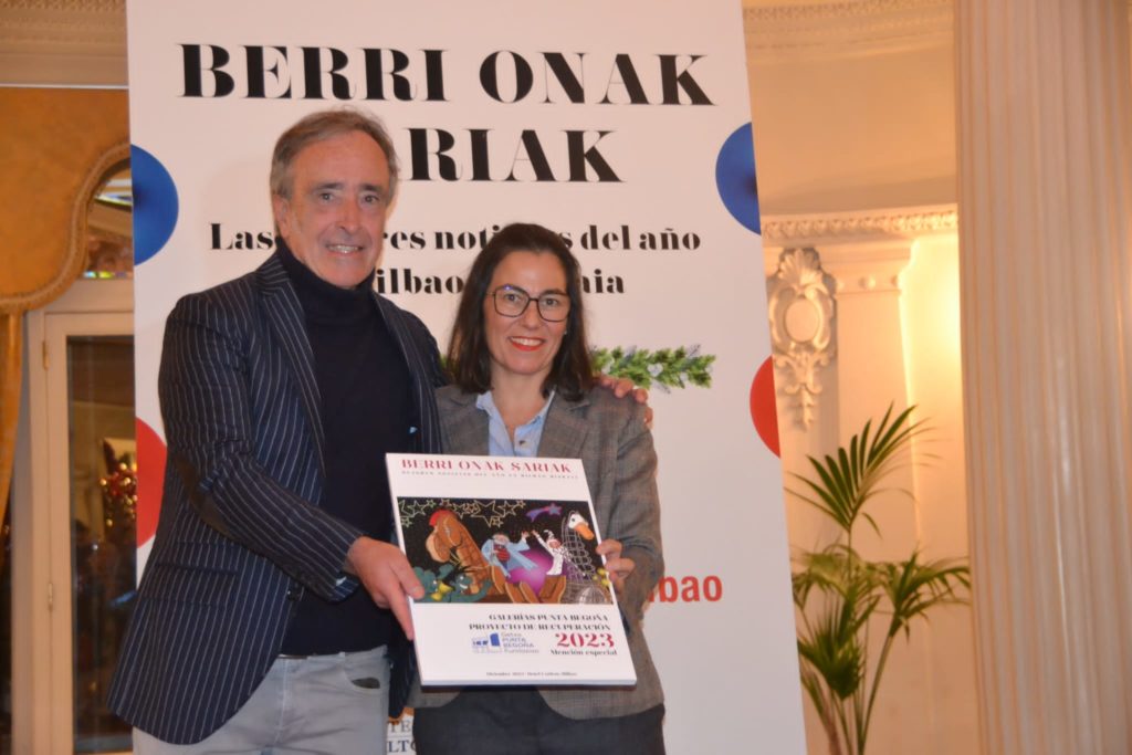 Amaia Aguirre, presidenta de la Fundación Punta Begoña, recibe la mención de honor "Berri Onak 2023" de las manos de Gonzalo Arroita, profesor de UNESCO y asesor de ONU, por el proyecto Punta Begoña