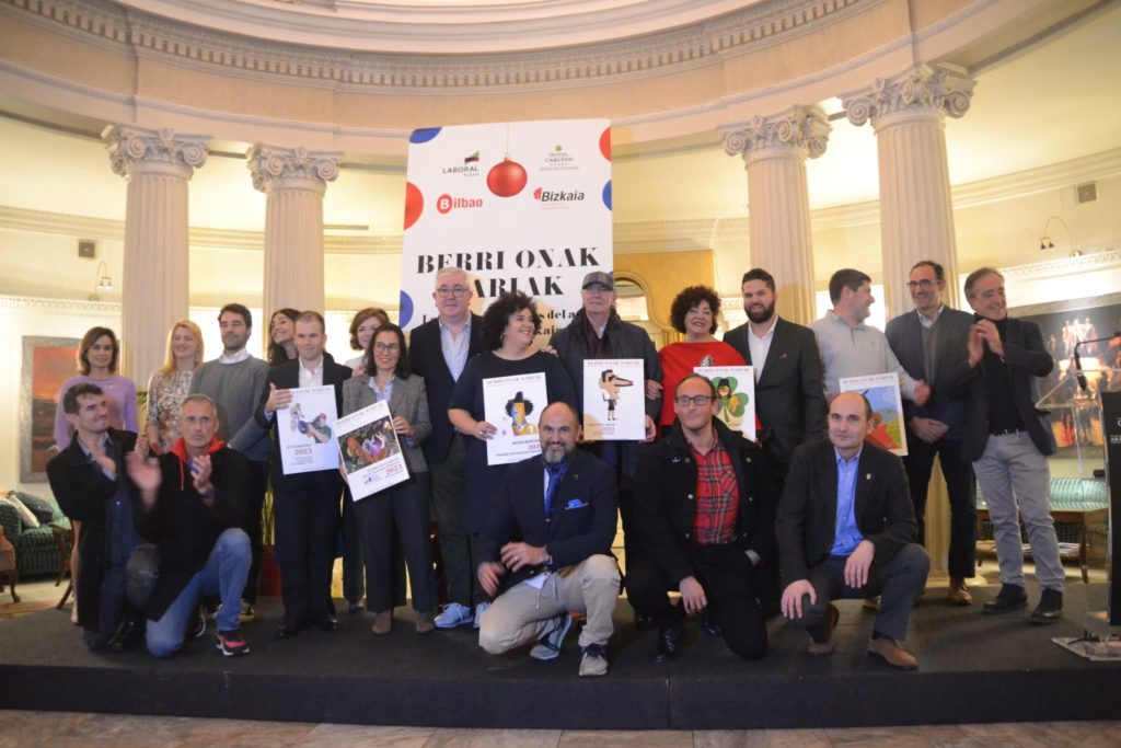 Foto de grupo de los galardonados en los premios de la Asociación de profesionales de radio y televisión de Euskadi "Berri Onak Sariak 2023" 